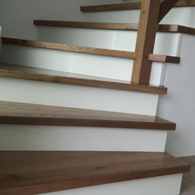 Treppenstufeneichedunkelaufbetonmitgelaender 1